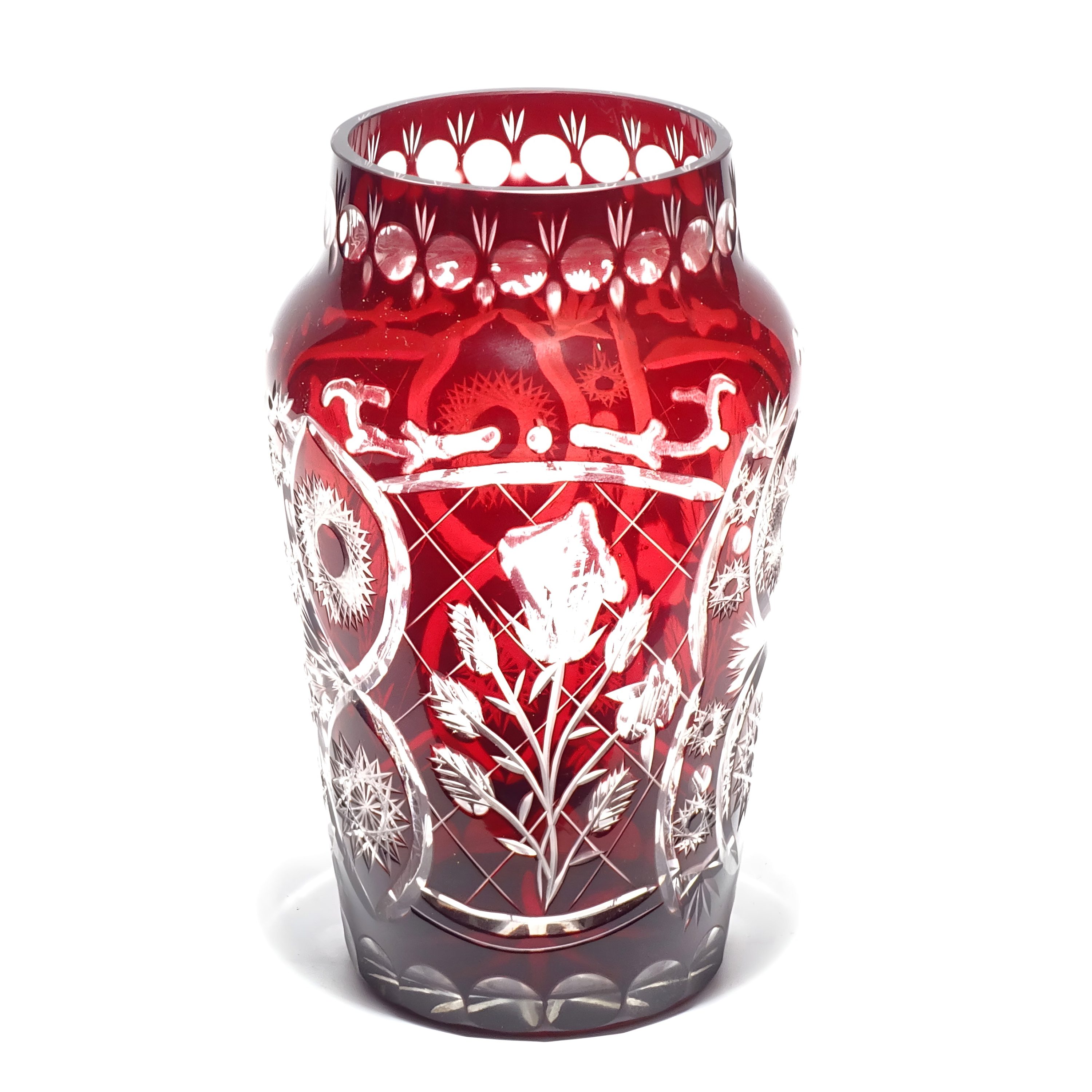 Böhmische Rote Kristallvase, Handgeschliffenes Vintage-Glas Dekoratives Herzstück, Elegante Wohnkultur Oder Sammler-Anzeigestück